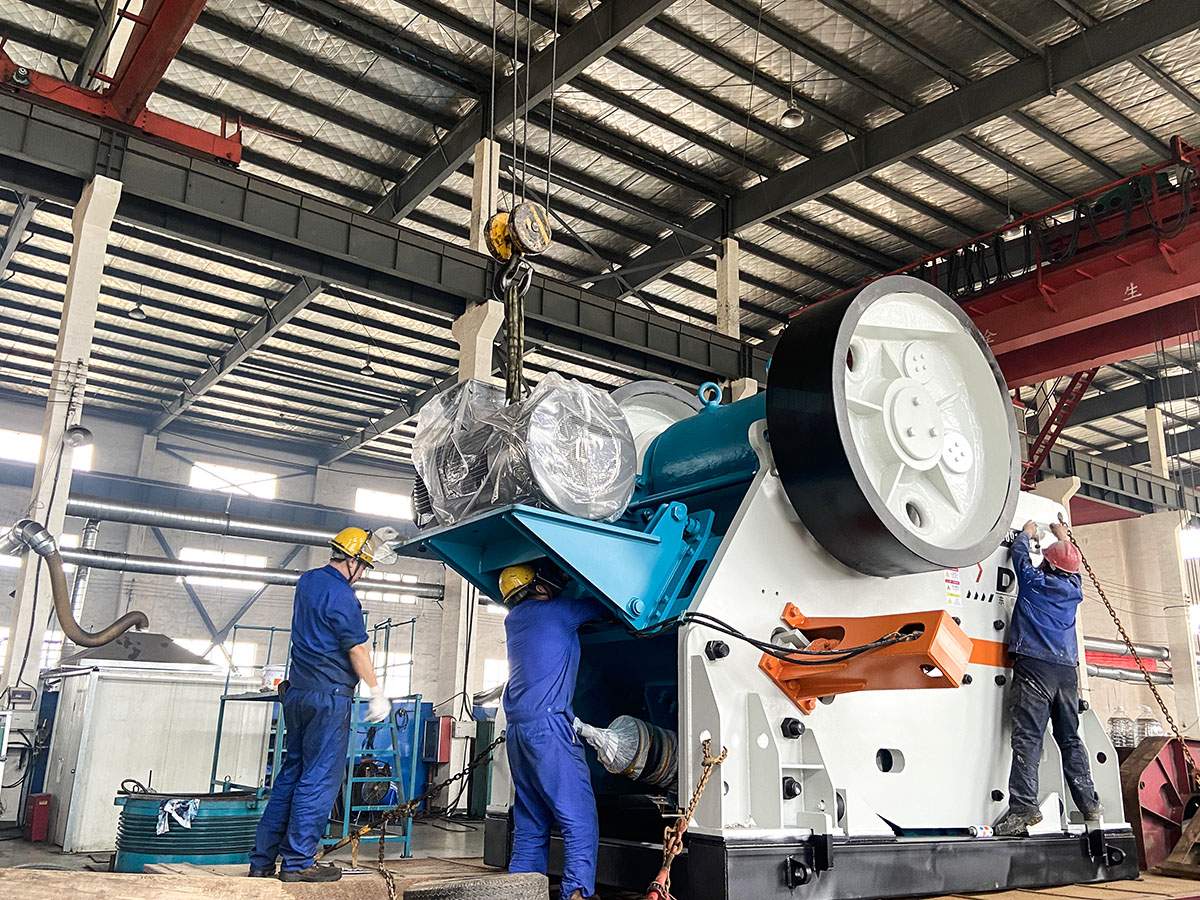 出發(fā)！上海東蒙DC歐版顎破、DCS單缸液壓圓錐破、DVSI95立軸沖擊破......火速發(fā)往前方，助力客戶花崗巖制砂生產(chǎn)